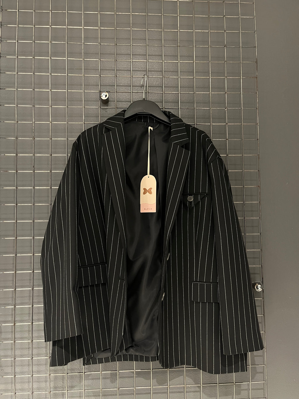 Blazer Oversize a Righe Bianche – Power Chic Edition