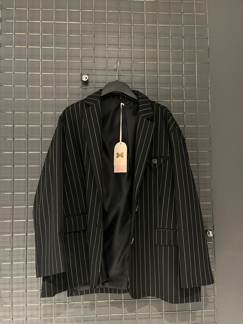 Blazer Oversize a Righe Bianche – Power Chic Edition