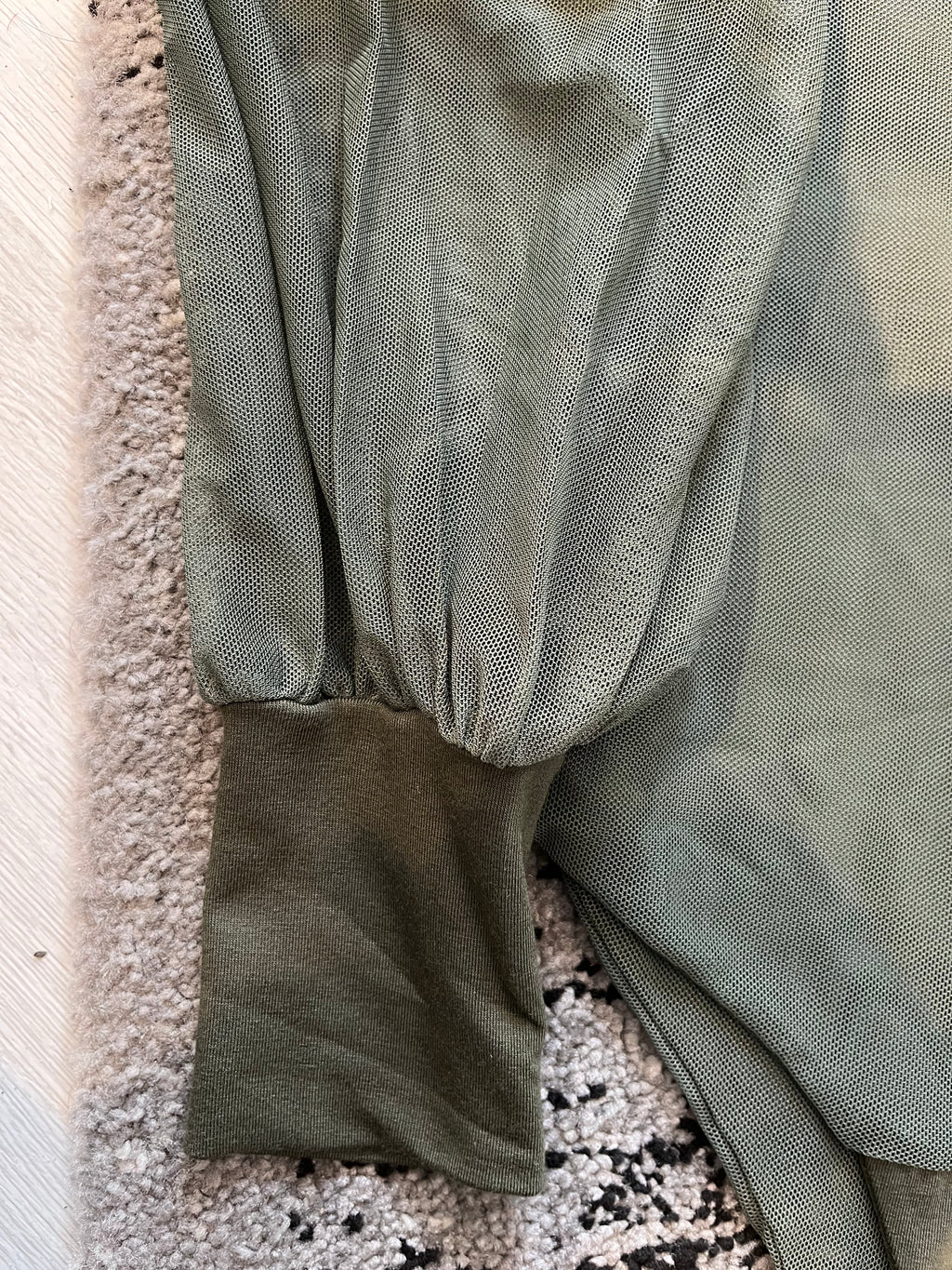 Body Verde Militare in Tulle con Maniche a Palloncino – Eleganza e Stile