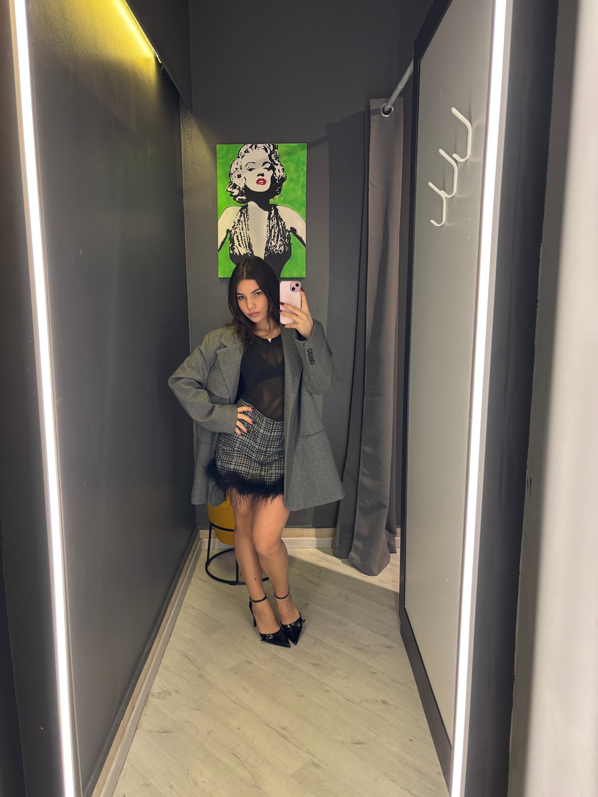 Gonna Mini a Quadri con Dettaglio Piume – Glam Chic Statement