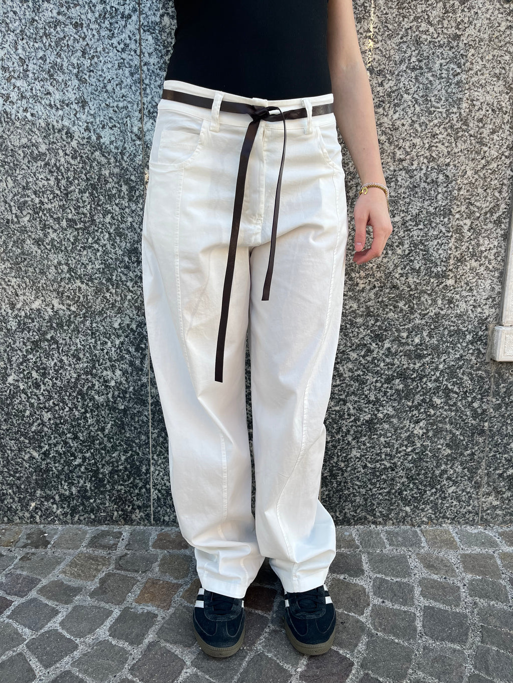 Pantalone Bianco Relaxed Fit con Cintura – Stile Minimal Donna