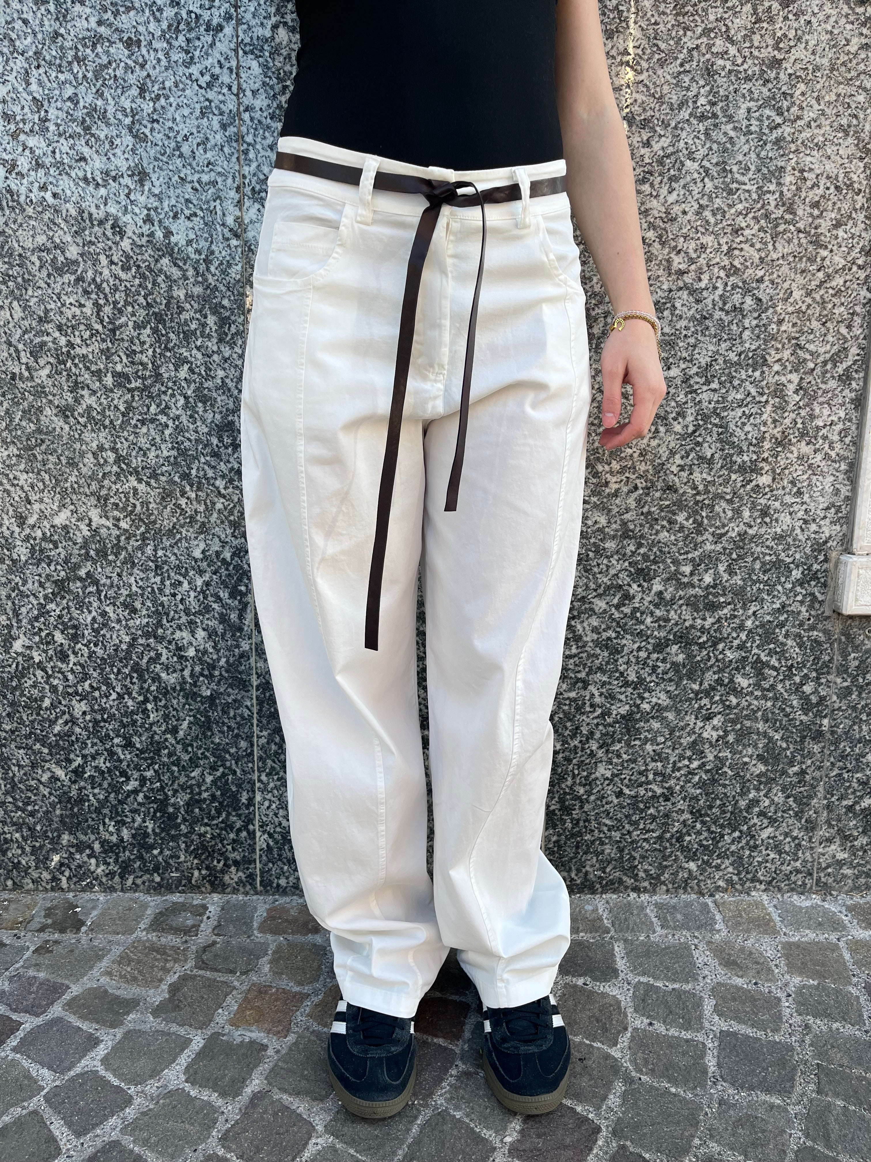 Pantalone Bianco Relaxed Fit con Cintura – Stile Minimal Donna