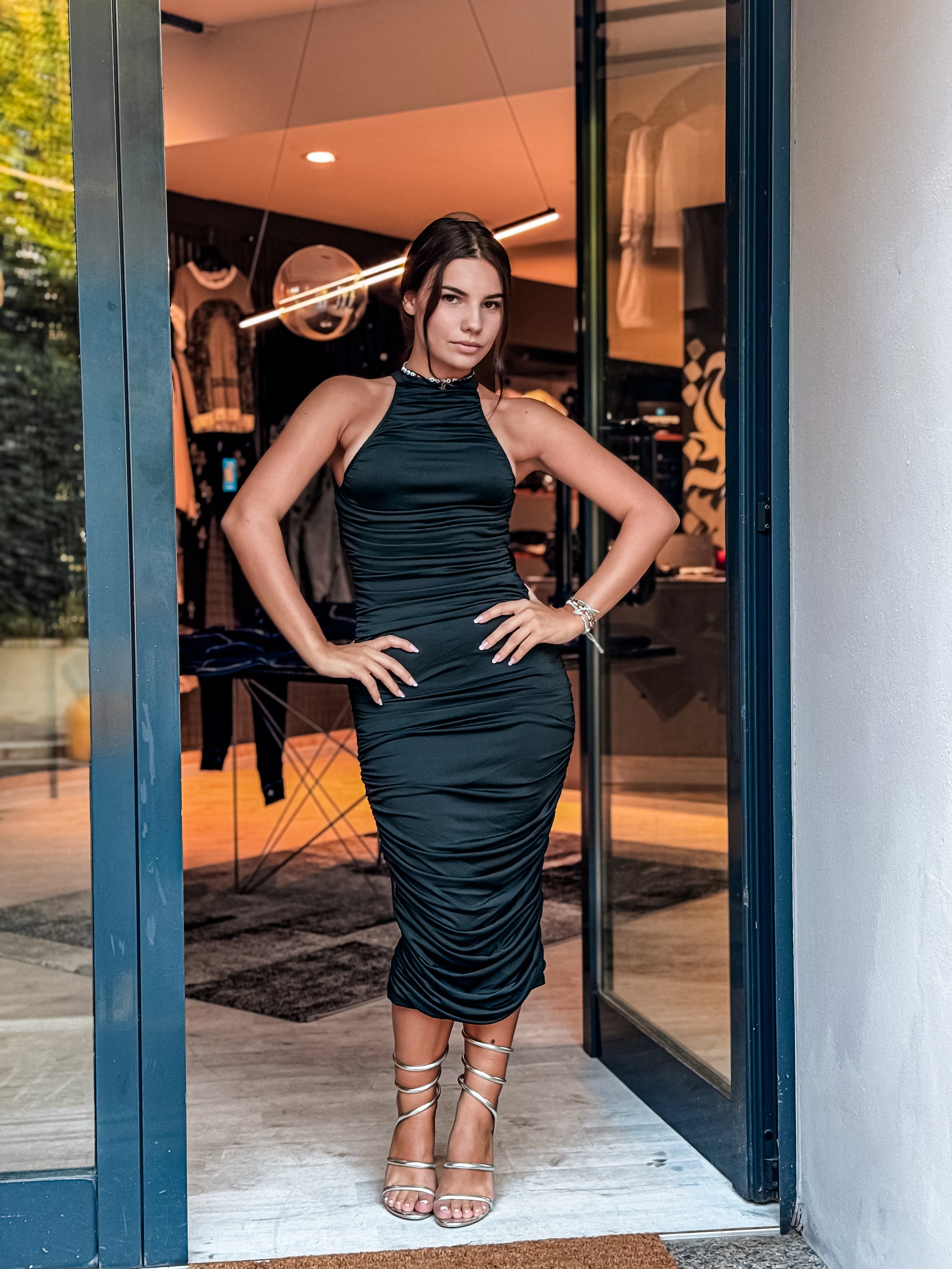 Vestito Elegante Nero con Arricciature – Effetto Slim Fit