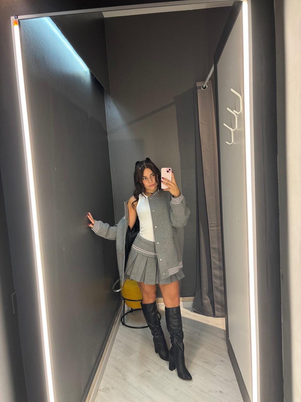 Completo Giacca Varsity e Gonna a Pieghe Grigio – Stile College Chic