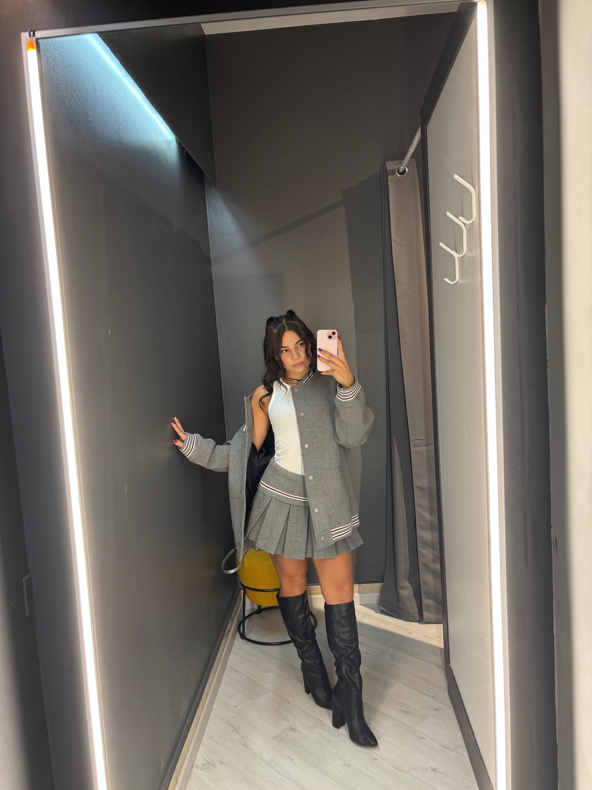 Completo Giacca Varsity e Gonna a Pieghe Grigio – Stile College Chic