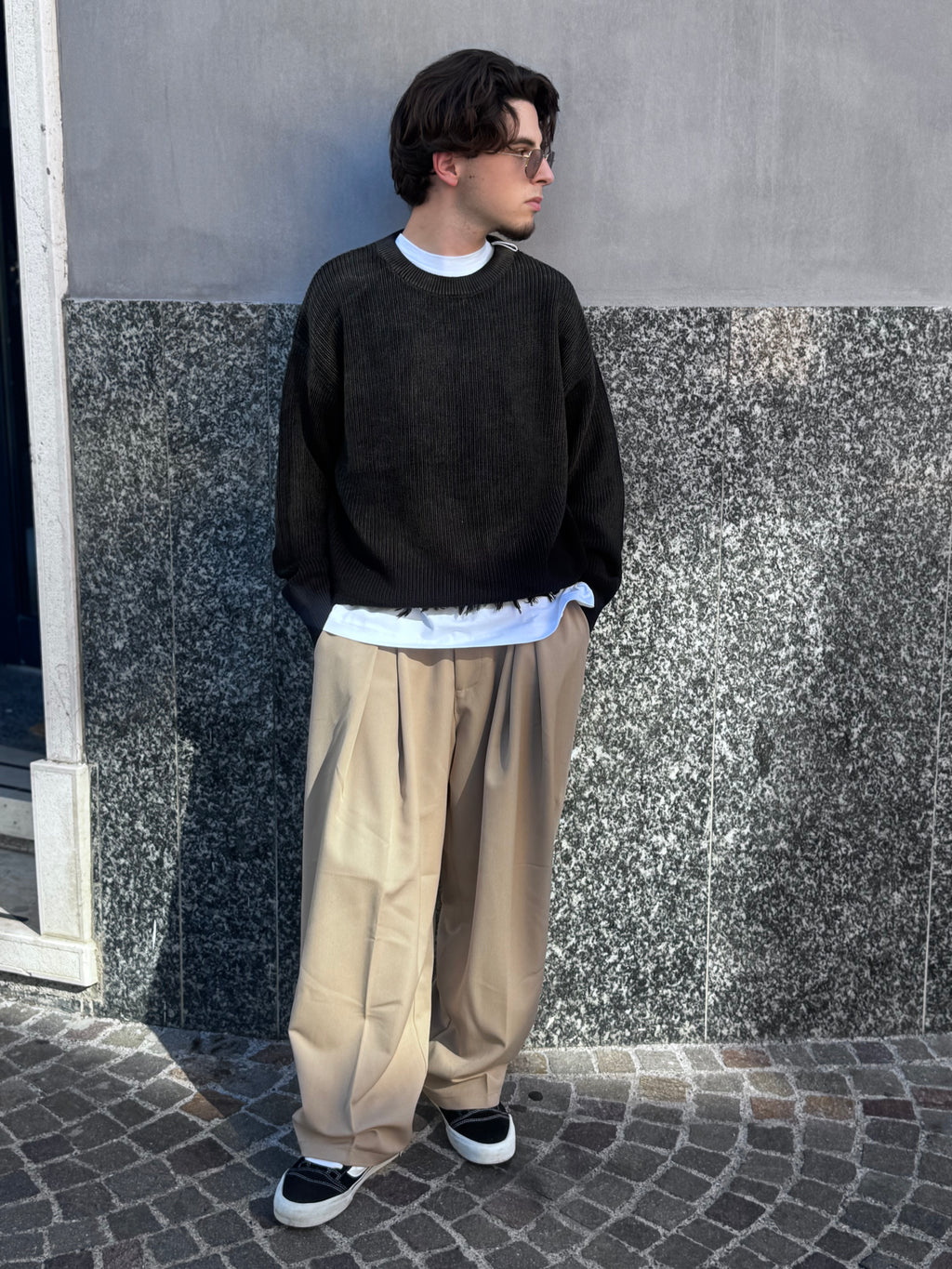 Maglioncino Nero Effetto Rovinato – Stile Streetwear Vintage