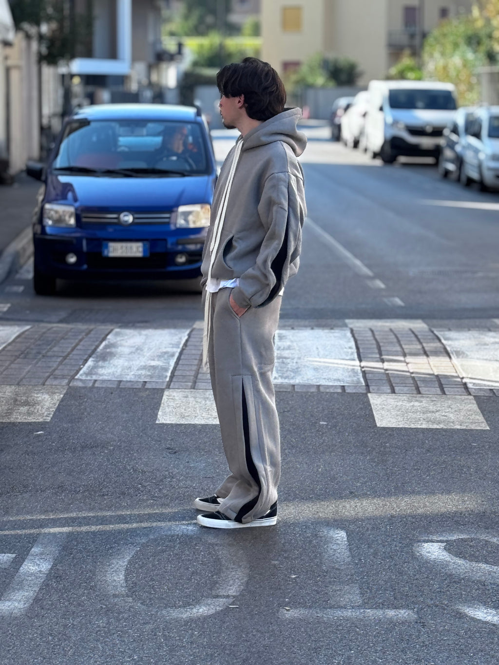 Tuta Oversize Grigia con Bande Laterali – Stile Streetwear Moderno