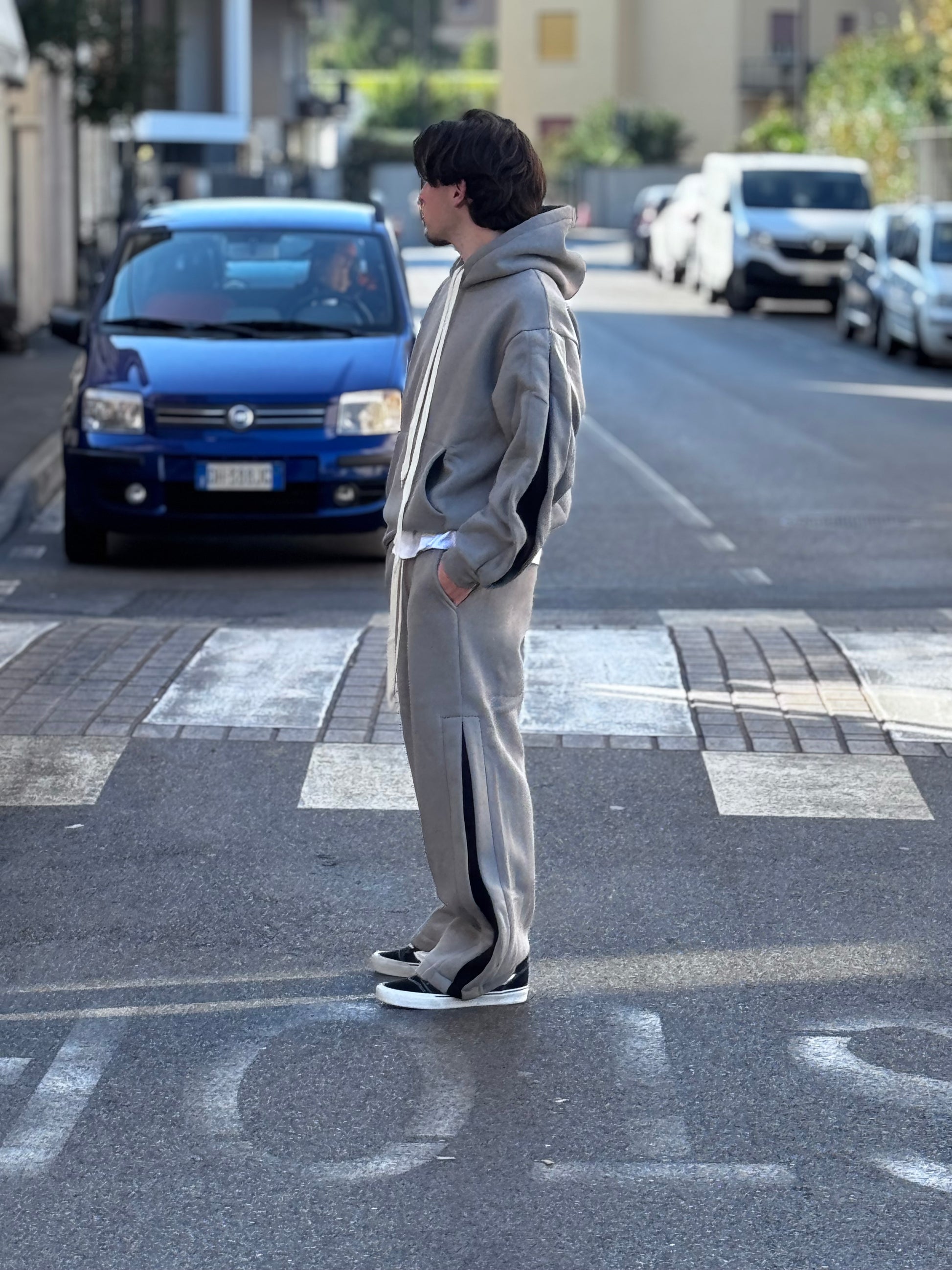 Tuta Oversize Grigia con Bande Laterali – Stile Streetwear Moderno