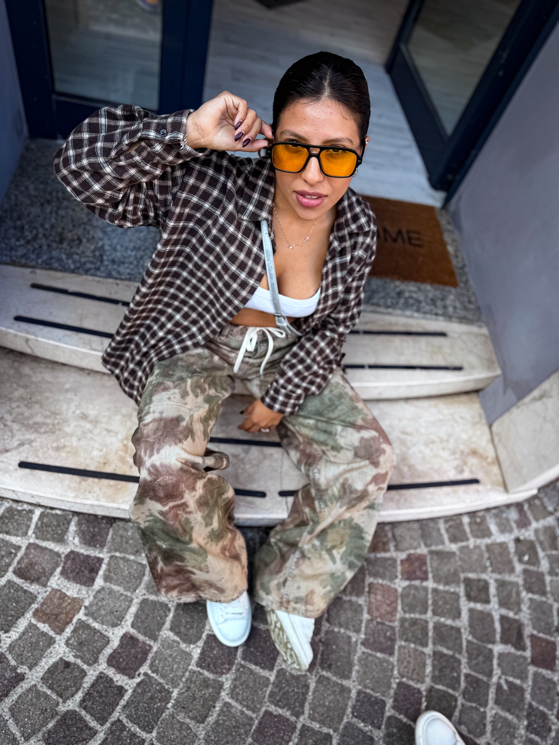 Jeans camo con dettagli fatti a mano