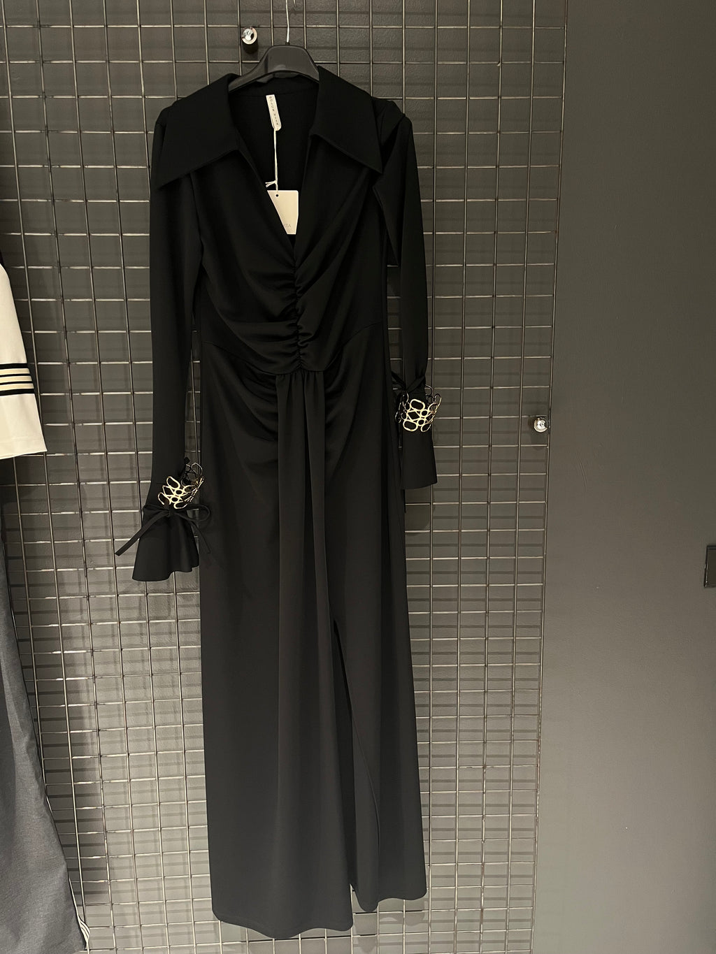 Abito Lungo Nero Elegante – Golden Cuffs Edition