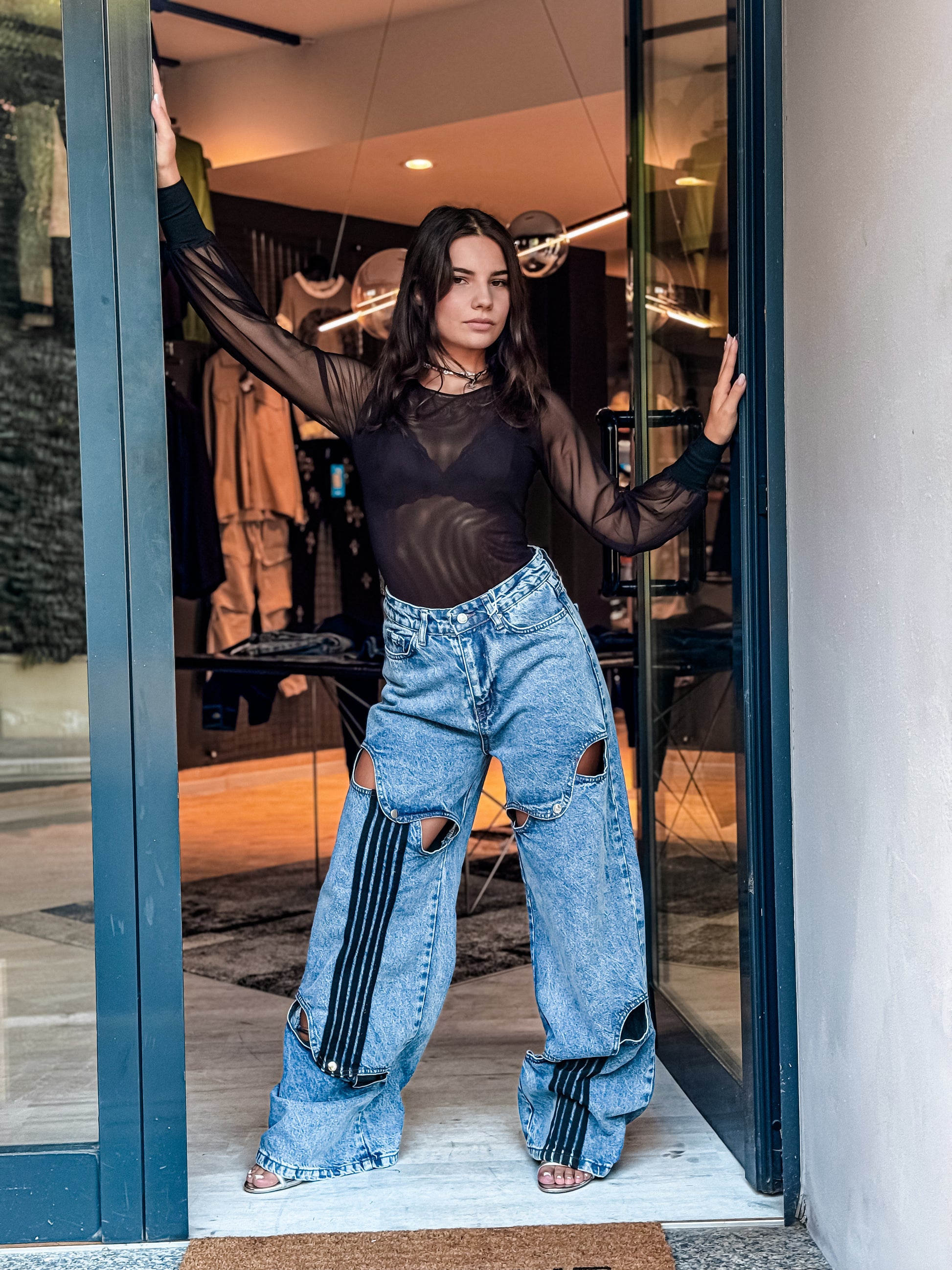 ⸻

Jeans Strappati Oversize con Dettagli a Fascia