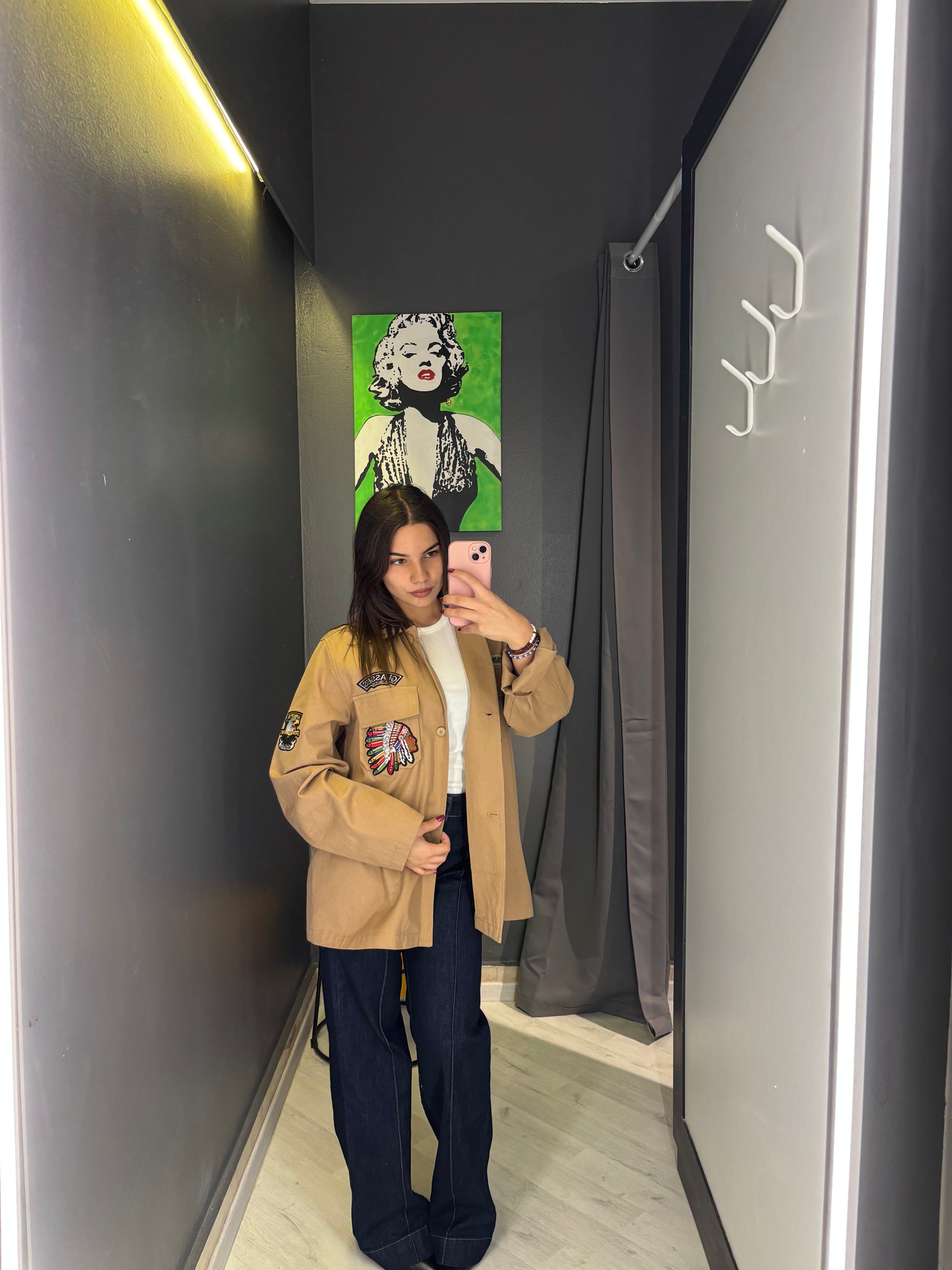 Giacca Sahariana Beige con Patch – Stile Urban Chic