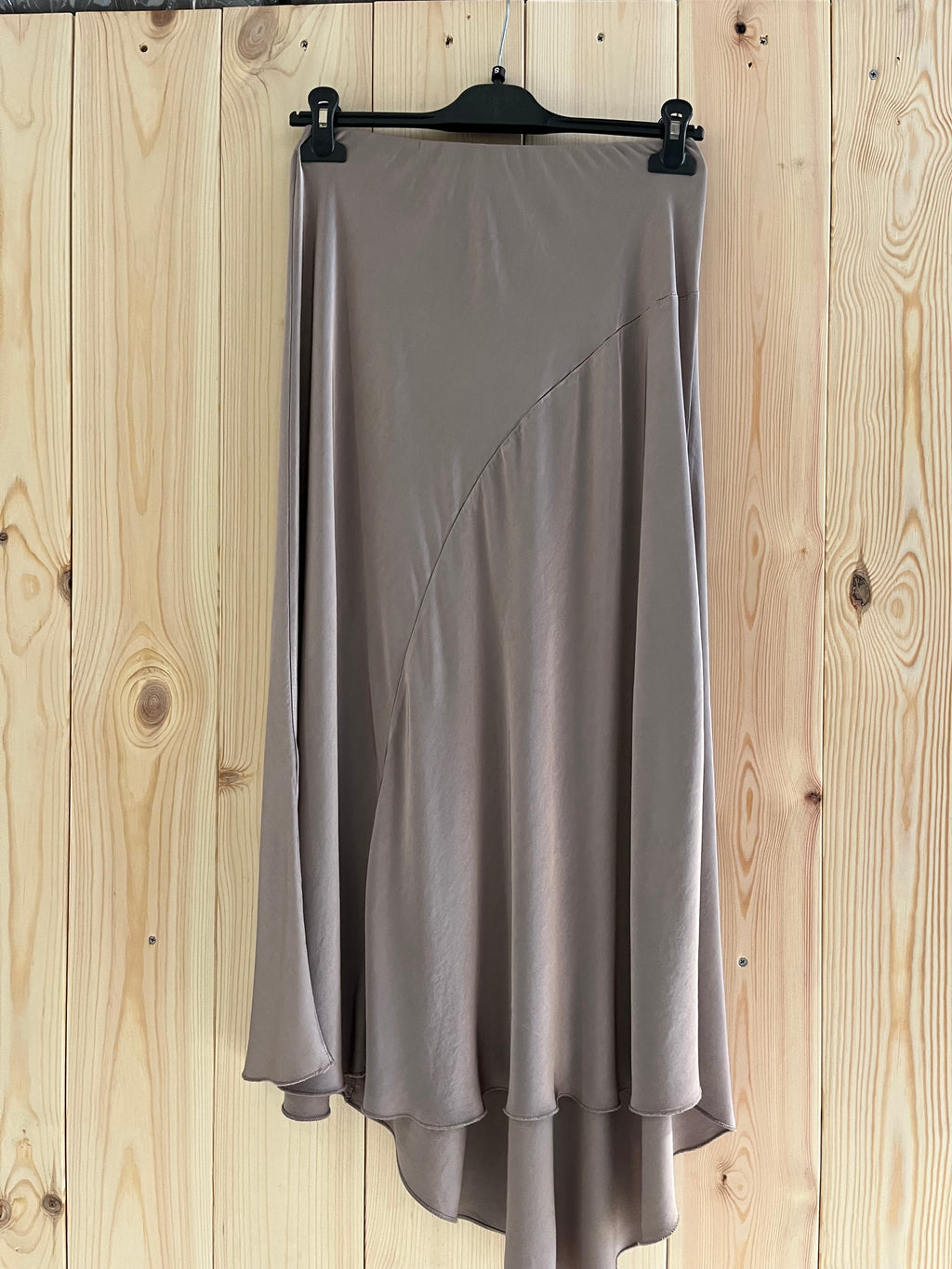 Gonna Asimmetrica Elegante in Satin Taupe