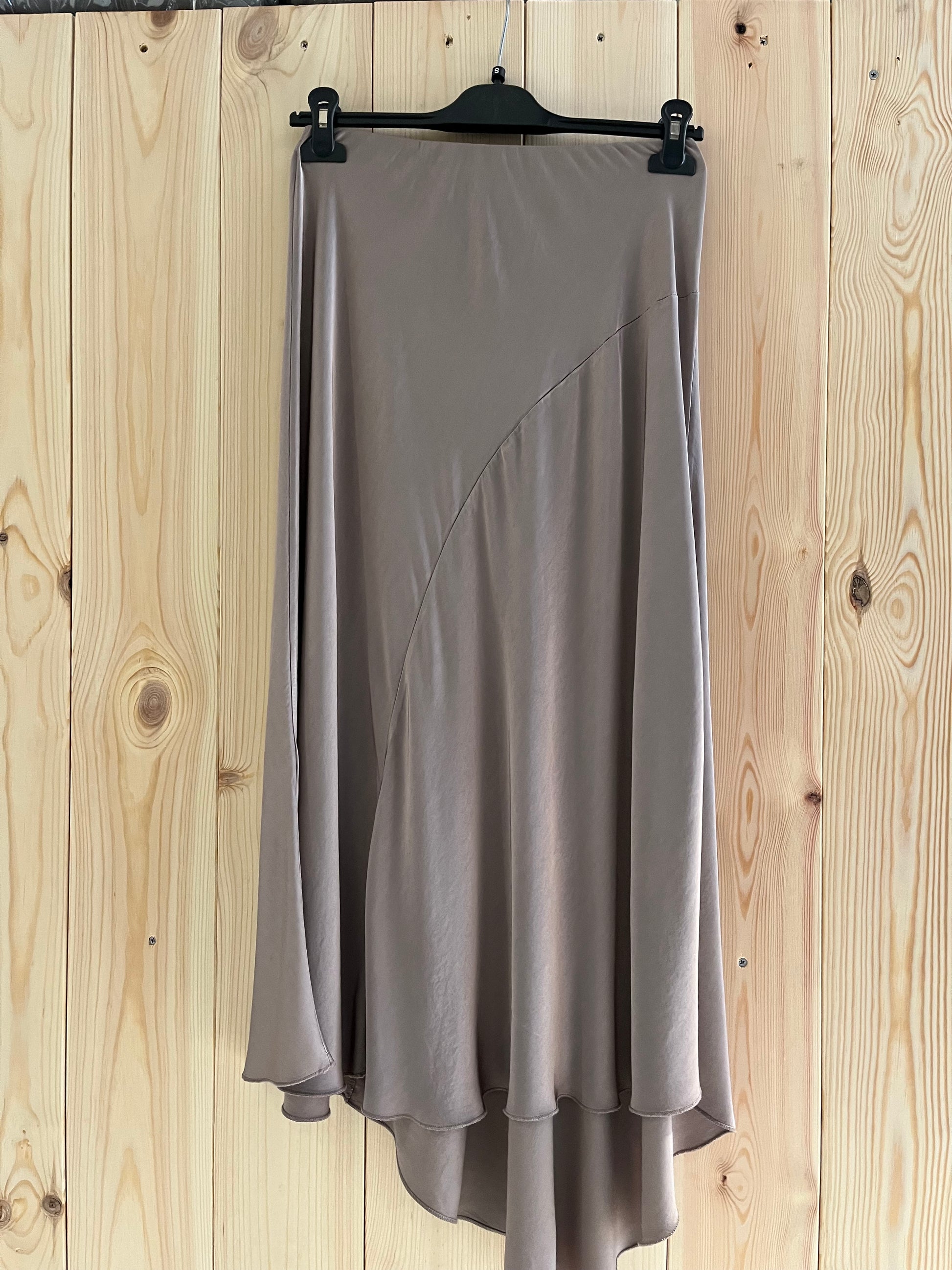 Gonna Asimmetrica Elegante in Satin Taupe