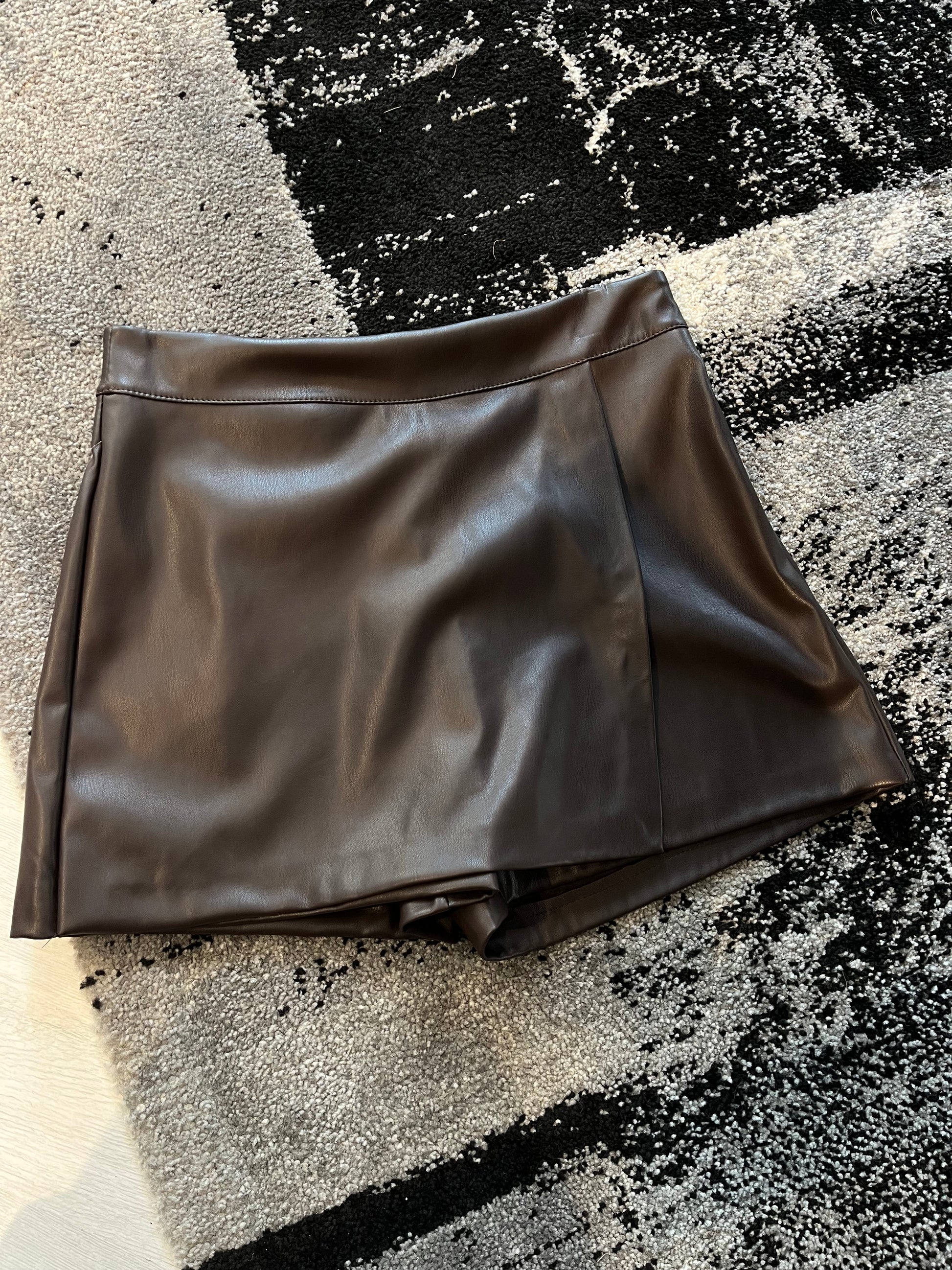 Skort in Ecopelle marrone scuro  – Gonna Pantaloncino Elegante e Sexy