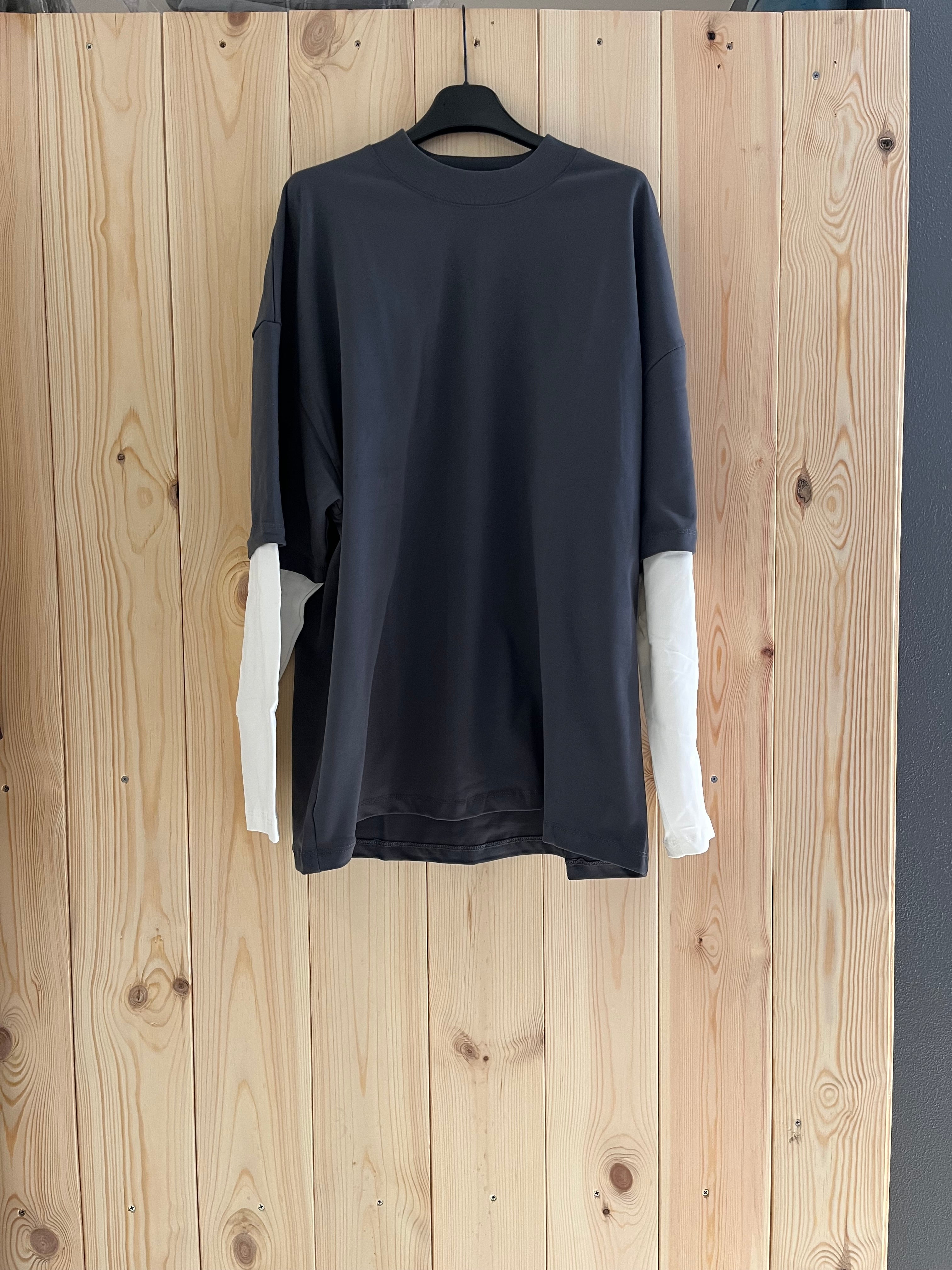 Maglietta Oversize Layered Style – Grigia con Maniche Bianche