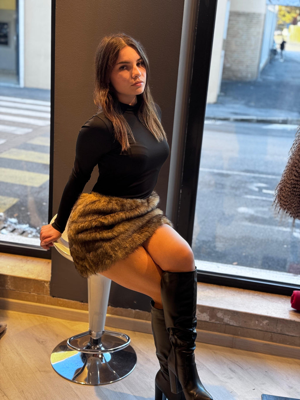 Vestito “Faux Fur Elegance” — Body aderente & gonna ecopelliccia integrata