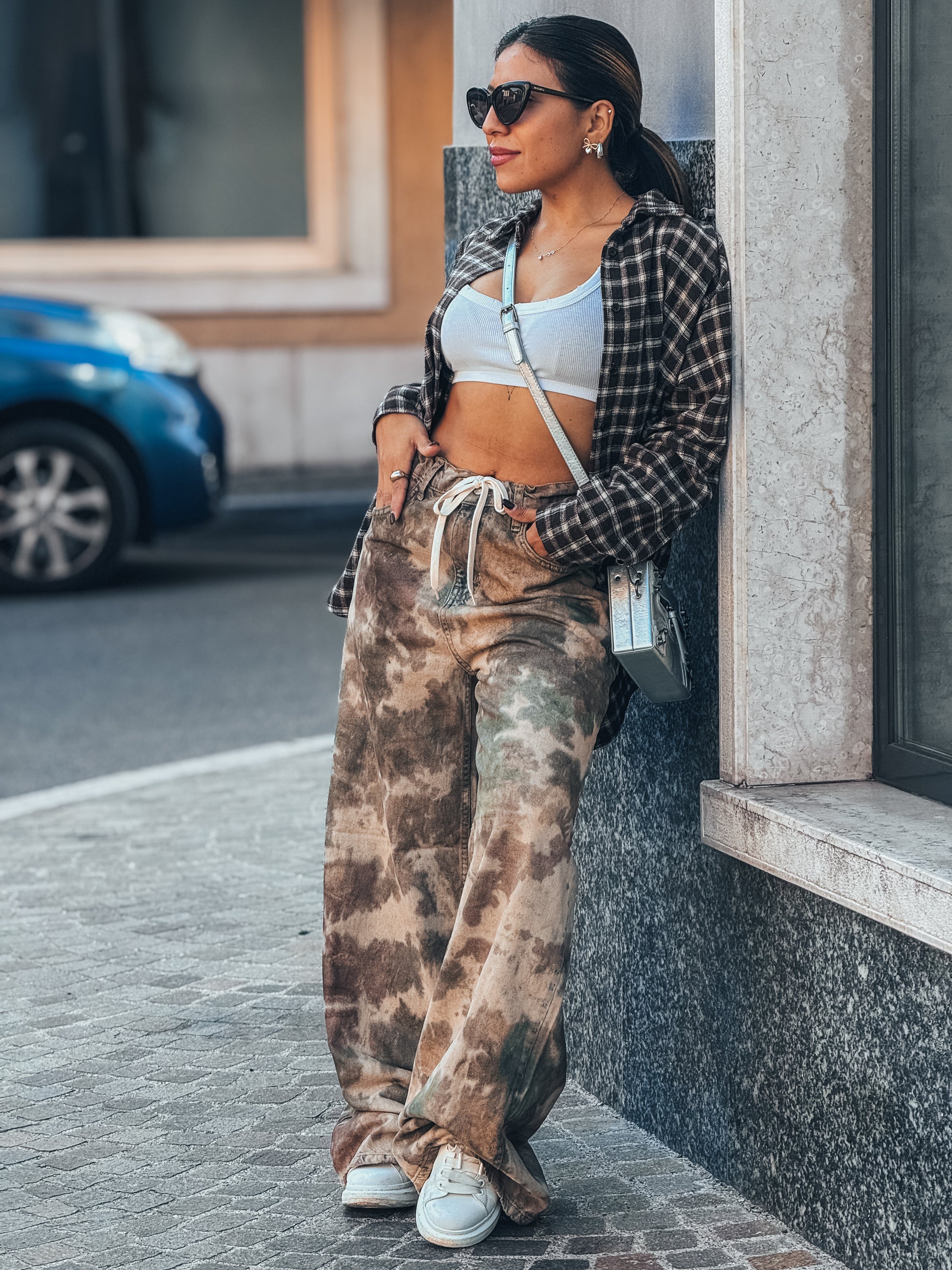 Jeans camo con dettagli fatti a mano