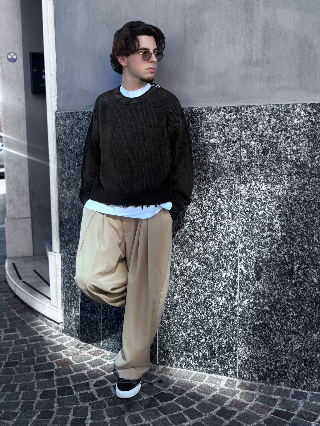 Maglioncino Nero Effetto Rovinato – Stile Streetwear Vintage