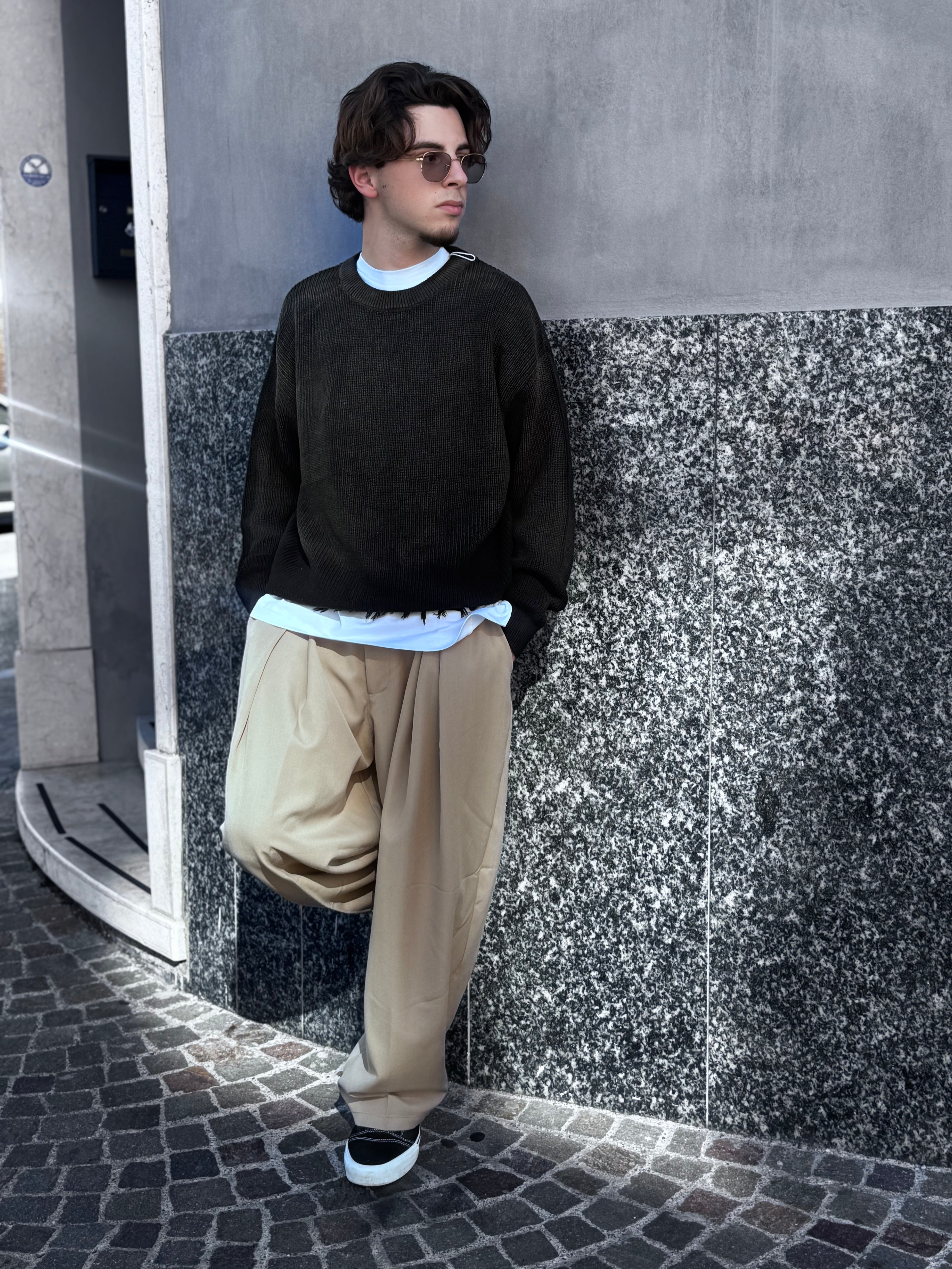 Maglioncino Nero Effetto Rovinato – Stile Streetwear Vintage