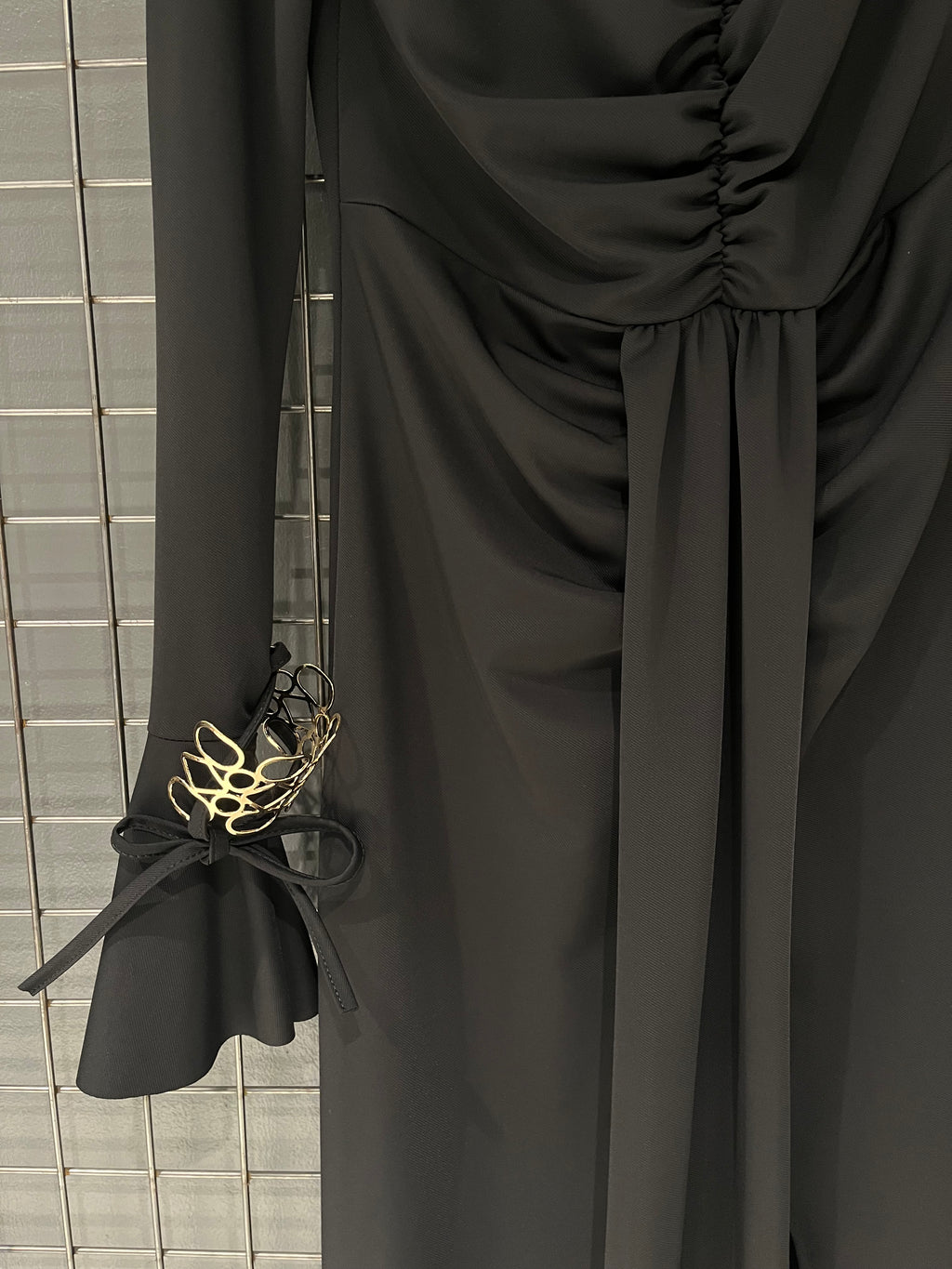 Abito Lungo Nero Elegante – Golden Cuffs Edition