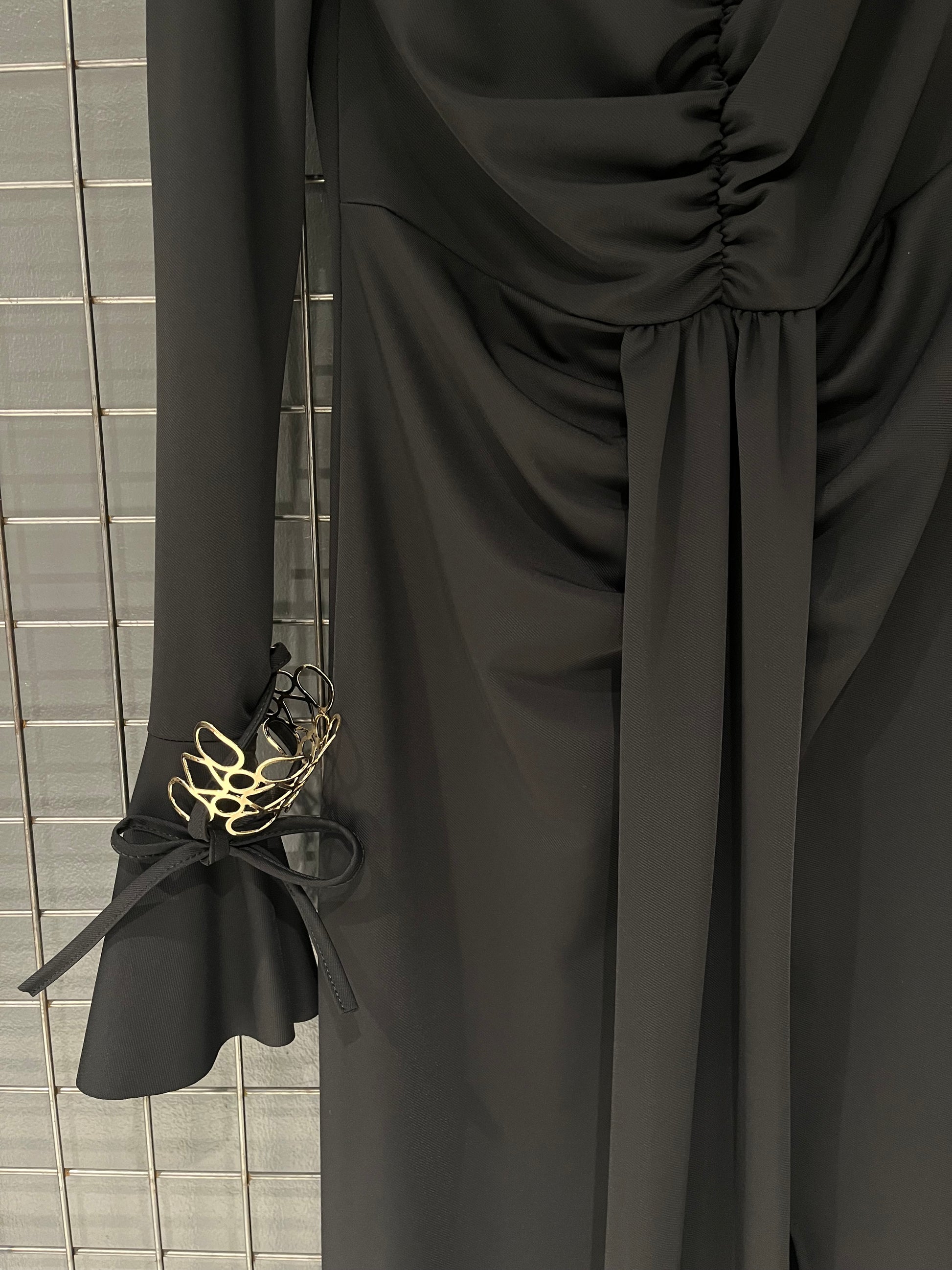 Abito Lungo Nero Elegante – Golden Cuffs Edition