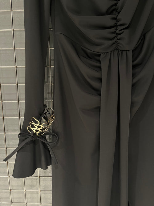 Abito Lungo Nero Elegante – Golden Cuffs Edition