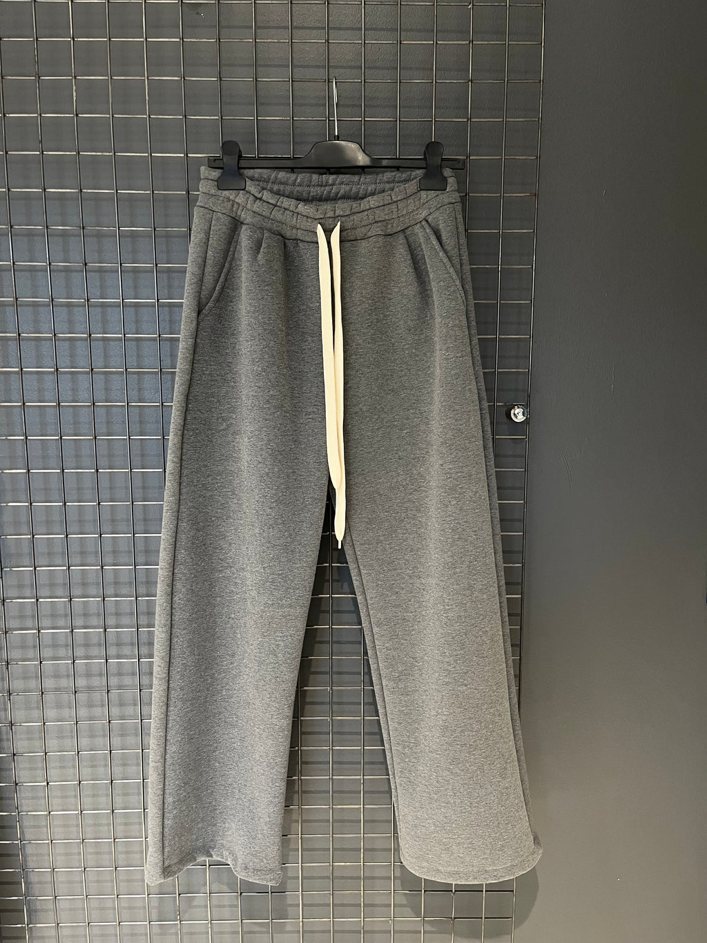 Tuta Oversize Grigio Grafite – Minimal Comfort Edition