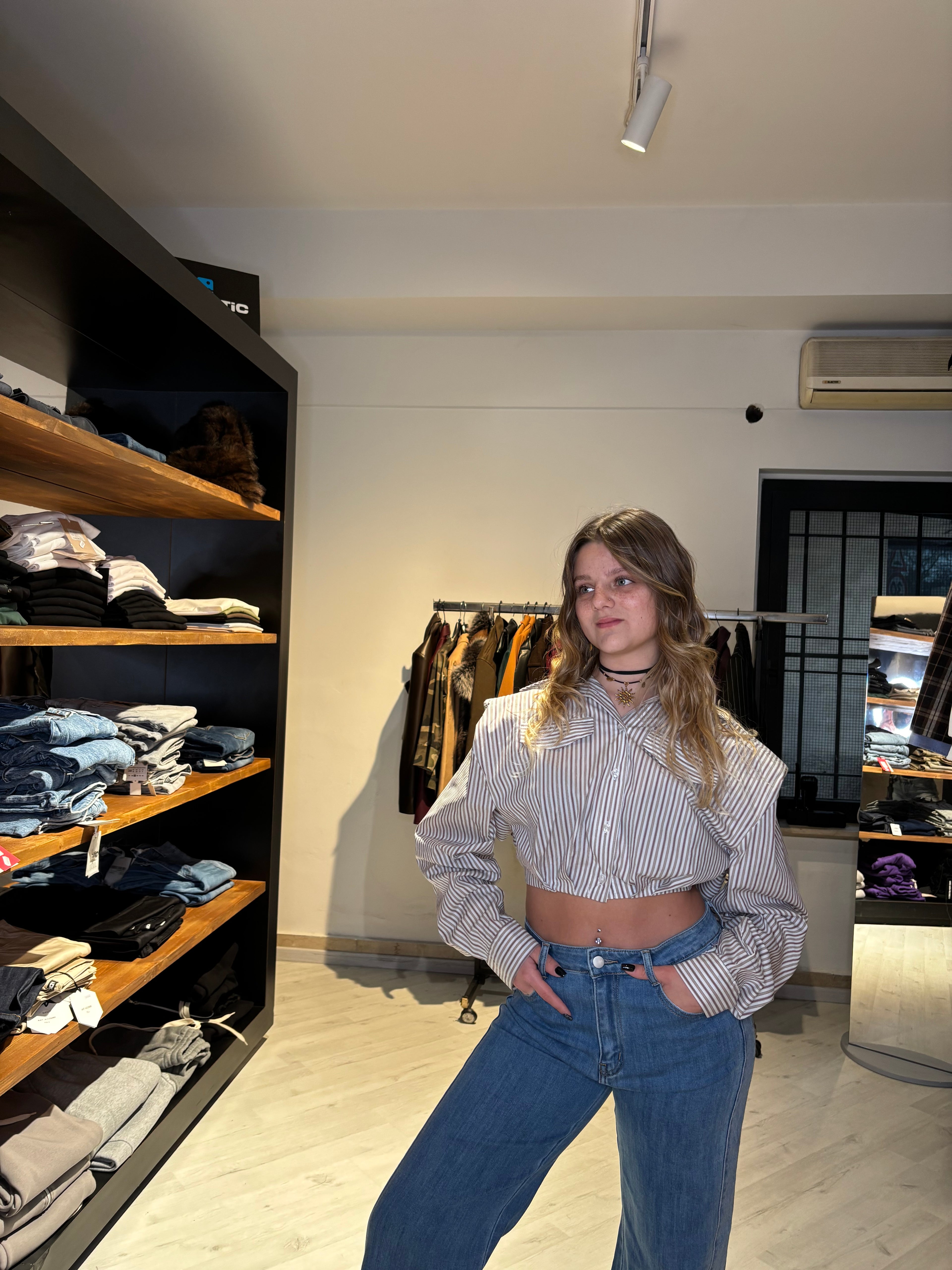 Camicia Crop a Righe “Urban Stripe” – Eleganza Casual Moderna