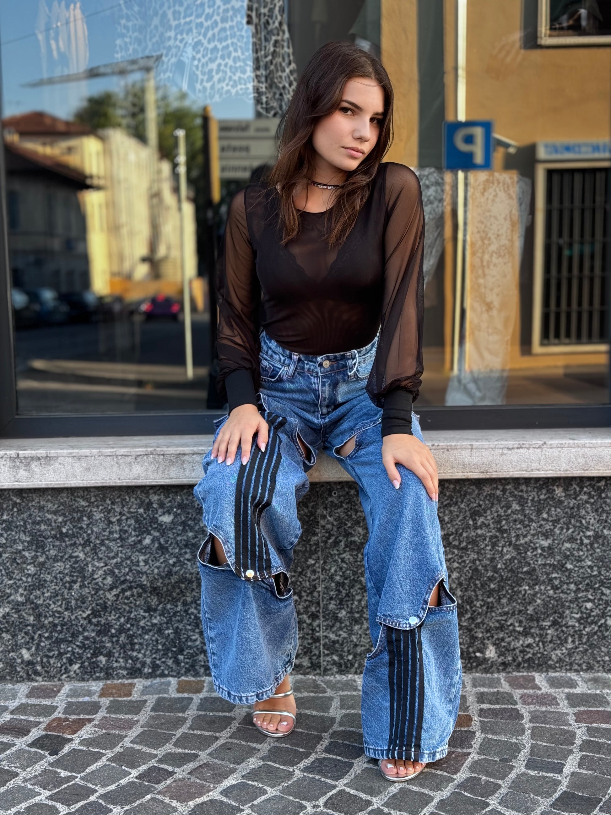 ⸻

Jeans Strappati Oversize con Dettagli a Fascia