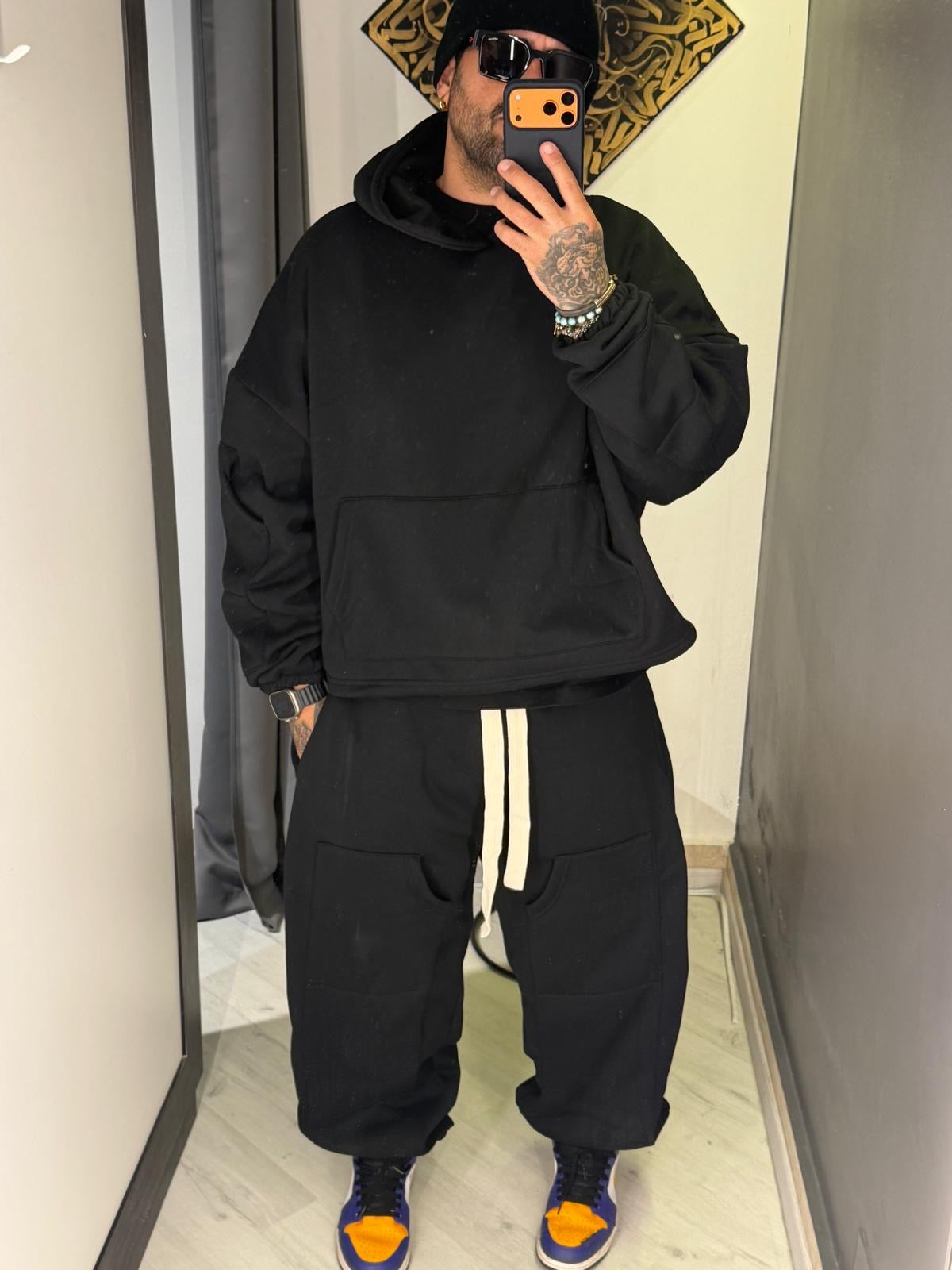 Tuta Uomo Street Essential Black – Carattere Puro & Comfort Premium