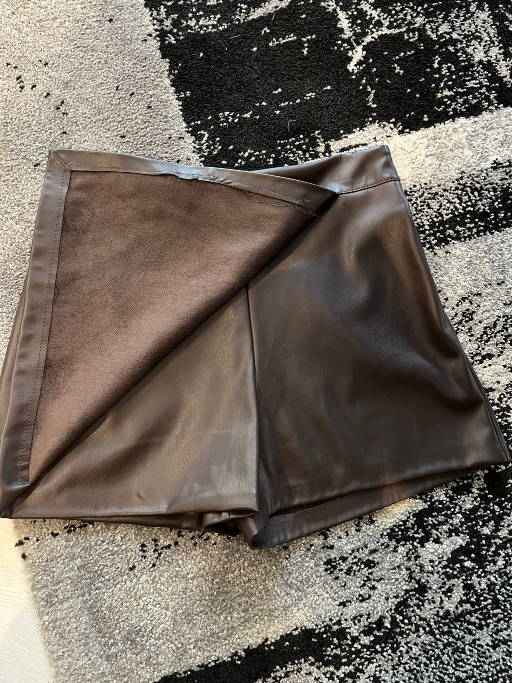 Skort in Ecopelle marrone scuro  – Gonna Pantaloncino Elegante e Sexy