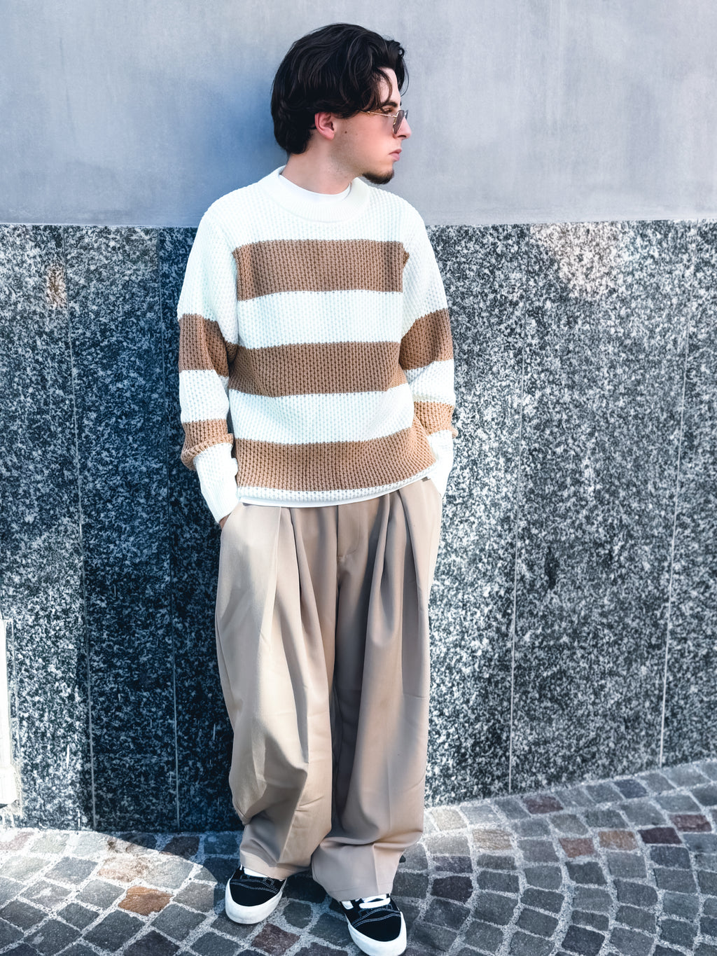 Maglioncino a Righe Bianche e Marroni – Stile Streetwear Casual