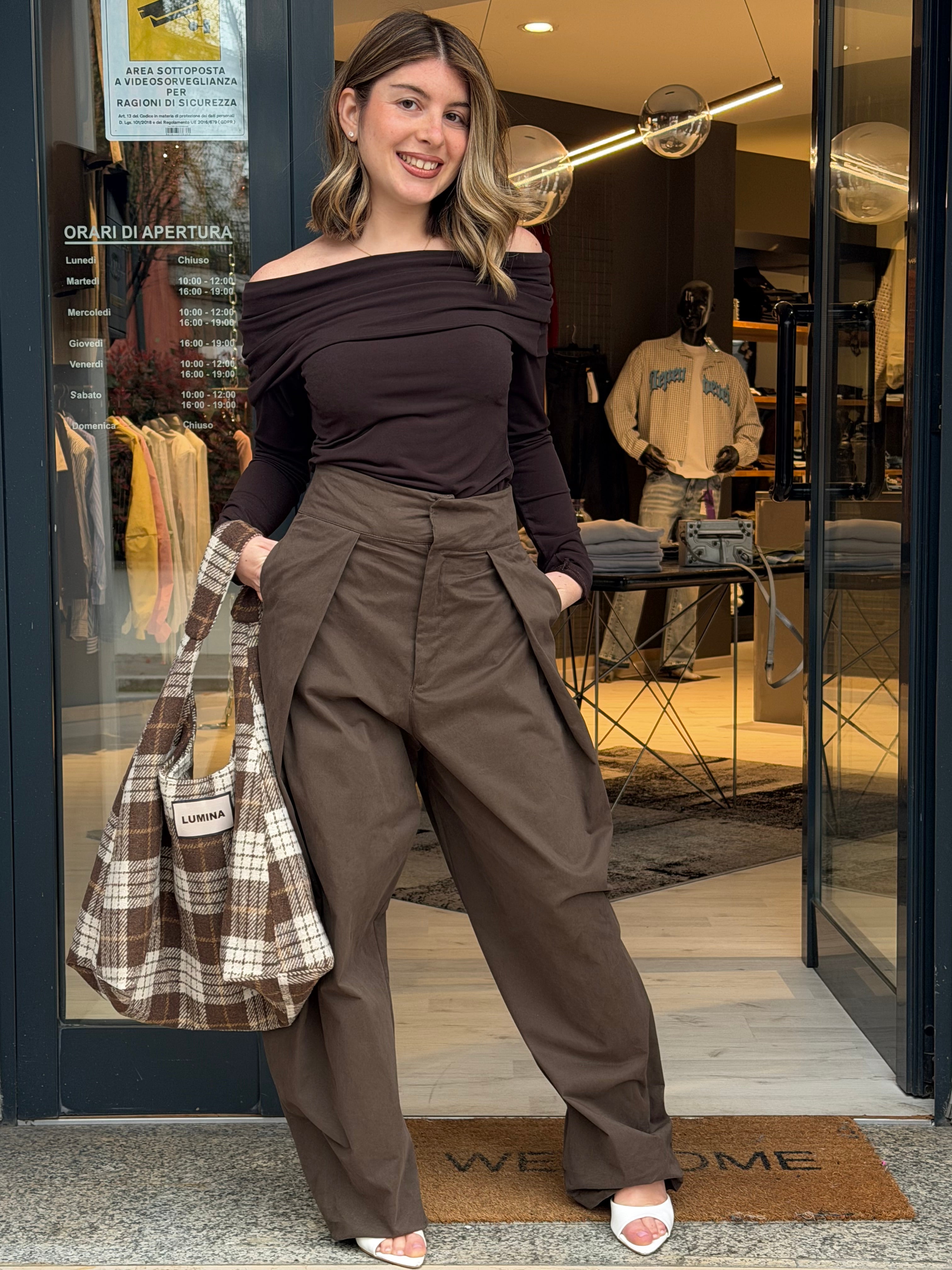 Pantalone con piega davanti