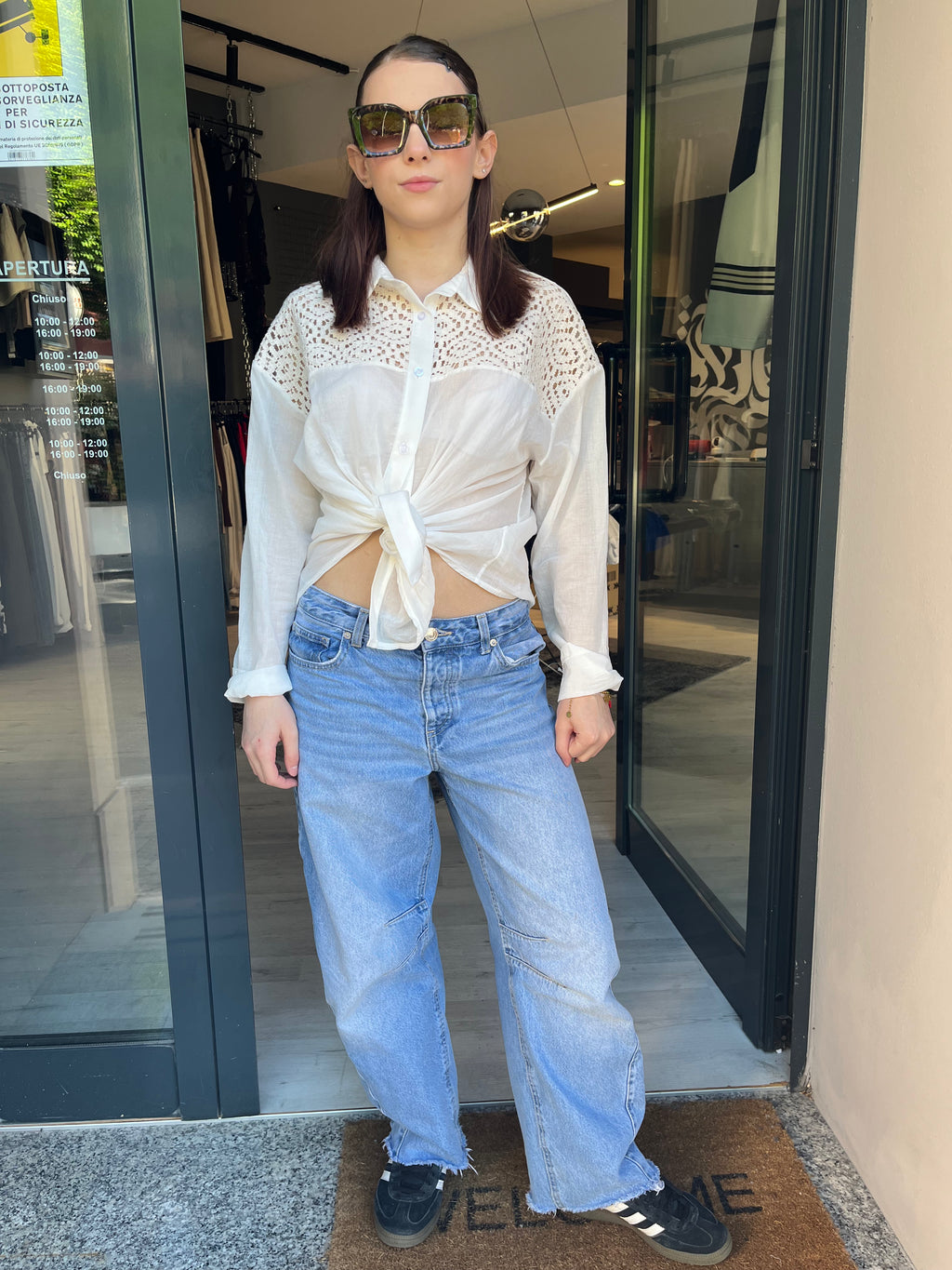 Camicia Bianca con macrame e Nodo Frontale – Eleganza Casual Donna