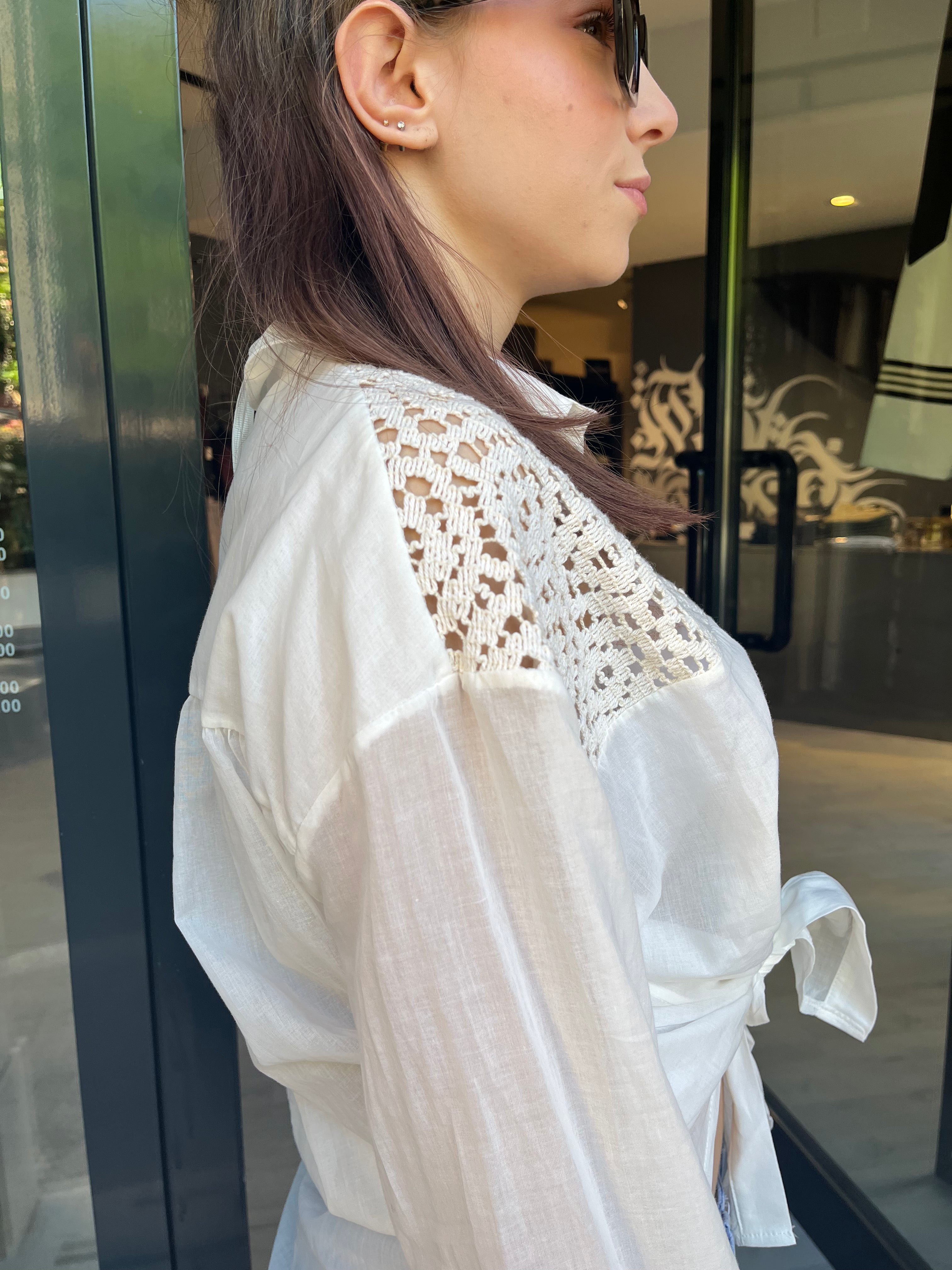 Camicia Bianca con macrame e Nodo Frontale – Eleganza Casual Donna