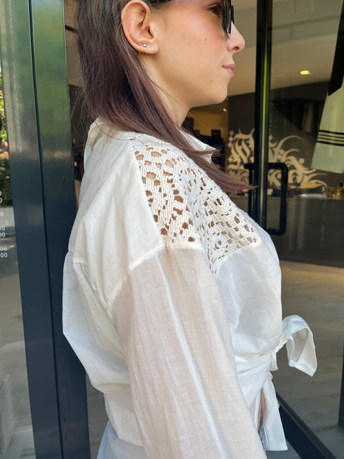 Camicia Bianca con macrame e Nodo Frontale – Eleganza Casual Donna