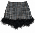 Pantaloncino gonna mini a Quadri con Dettaglio Piume – Glam Chic Statemen