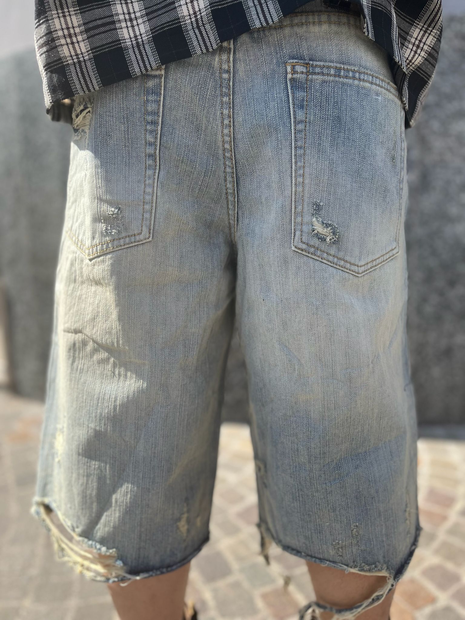 PANTALONCINI BERMUDA JEANS STRAPPATI