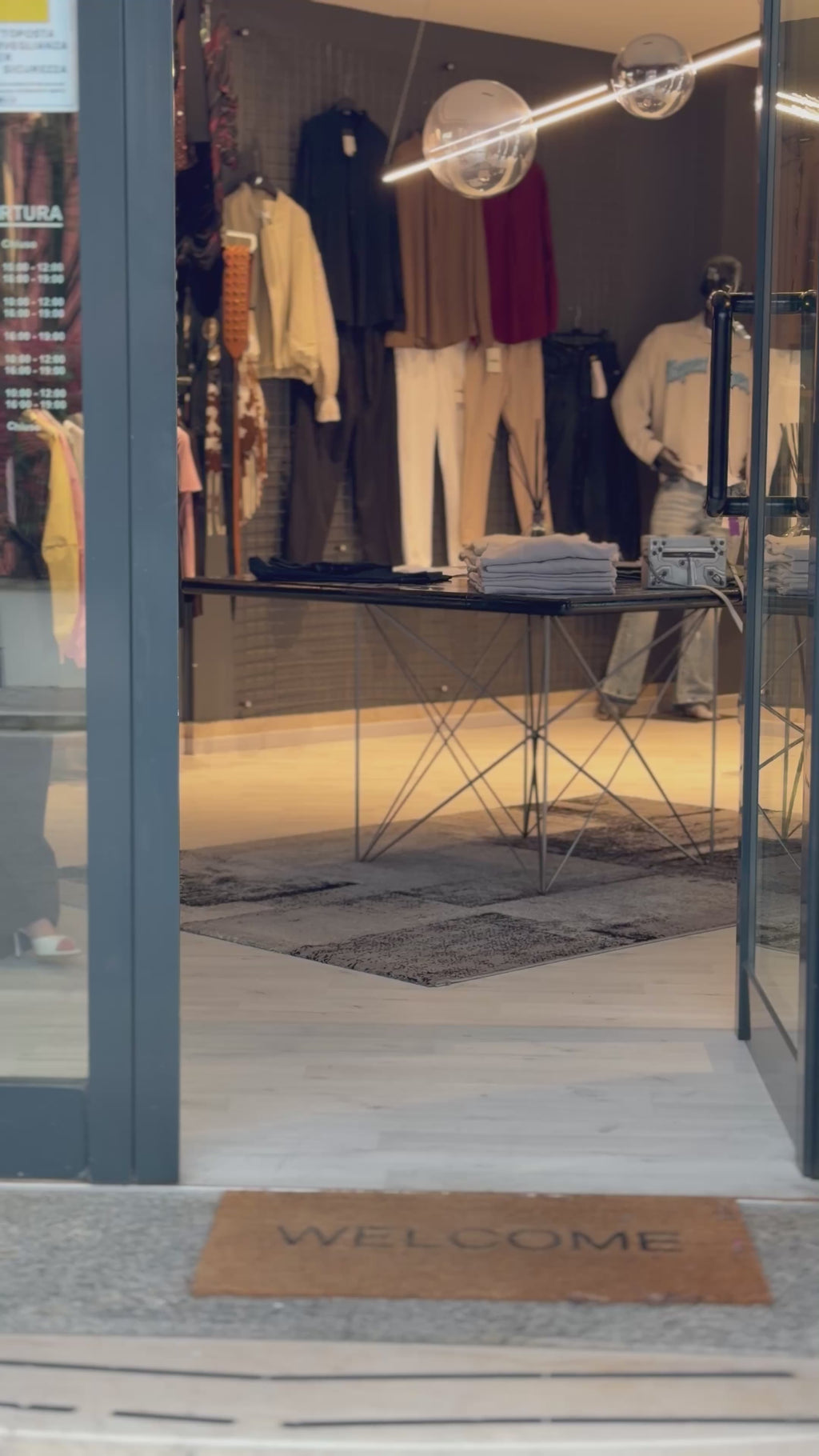 Pantalone con piega davanti